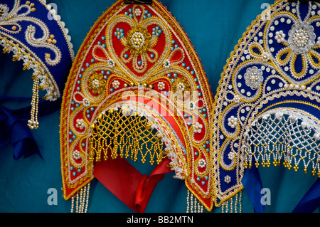 Russland, Goldener Ring Stadt von Uglitsch liegt am Ufer der Wolga. Russisches Kunsthandwerk Perlen russische Hüte. Stockfoto