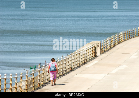 Fuß entlang der Strandpromenade Stockfoto