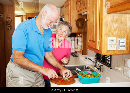 Ältere Frau danken ihrem Mann geholfen, Abendessen in ihrer RV-Küche zubereiten Stockfoto