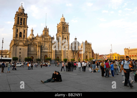 Catedral Metropolitana (Kathedrale) in El Zocalo (Plaza de la Verfassung) Mexico City, Mexiko. Stockfoto