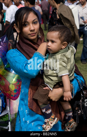 Shalwar Kameez indische Frau Tracht Mutter Sohn bengali gegründet Mela Banglatown Brick Lane East London England uk Stockfoto