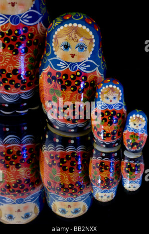 Russland, russische Kunsthandwerk. Traditionelle Matroschka Puppen gemalt. Eigentum freigegeben. Stockfoto