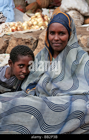 Frau und Kind auf dem Markt in Dire Dawa, Äthiopien Stockfoto