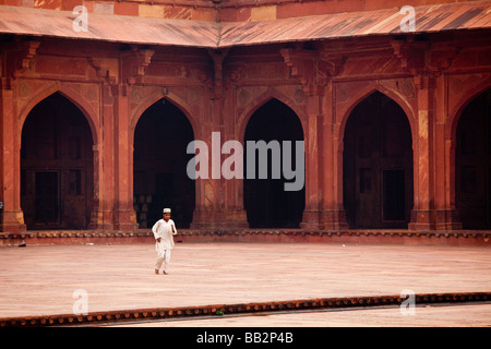 Muslimische Jungen innerhalb der Freitagsmoschee in Fathepur Sikri Indien Stockfoto