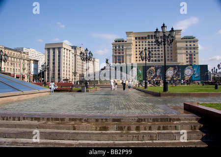 Russland, Moskau, Maneznaya Platz direkt vor den roten Platz. Beliebter Treffpunkt Bereich über unterirdische Einkaufszentrum unten. (RF) Stockfoto