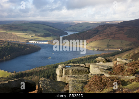 Blick über Ladybower Vorratsbehälter entnommen Bamford Edge Stockfoto