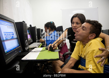 Menschen mit Behinderungen besuchen Computer Wissenschaft Klasse technologischen Ressourcen für die Überwindung von Barrieren Stockfoto