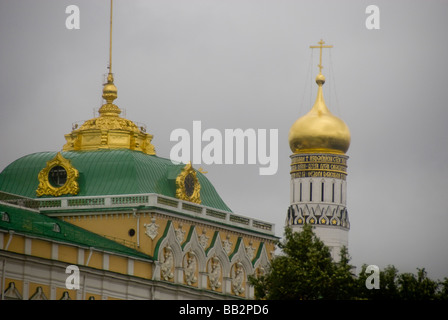 Russland, Moskau, Kreml. Die Grand Kremlin Palace & The Armory, Ivan der Great Bell Tower in der Ferne. (RF) Stockfoto