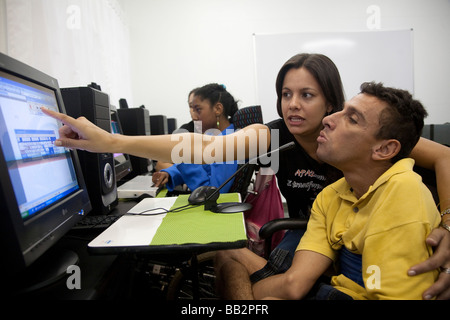 Menschen mit Behinderungen besuchen Computer Wissenschaft Klasse technologischen Ressourcen für die Überwindung von Barrieren Stockfoto