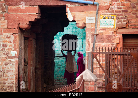 Frau mit getrockneten Kuh Dung für Kraftstoff in Fatehpur SIkri Indien Stockfoto