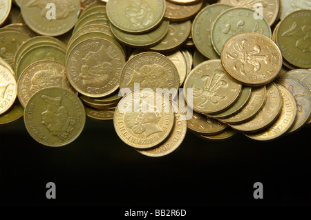 Zwei Pences Stücke in eine Penny-Arcade-Maschine. Stockfoto