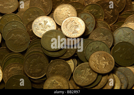 Zwei Pences Stücke in eine Penny-Arcade-Maschine. Stockfoto