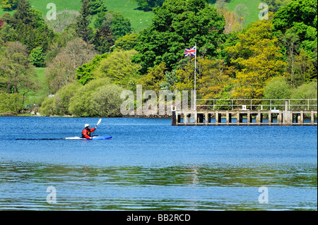 Im englischen Lake District - Kanufahren auf Ullswater nahe dem kleinen Dorf Pooley Brücke Stockfoto