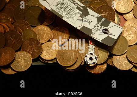 Zwei Pences Stücke in eine Penny-Arcade-Maschine. Stockfoto