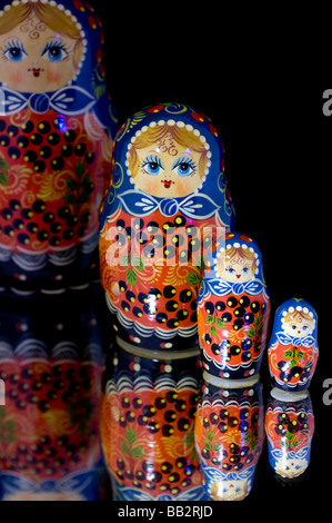 Russland, russische Kunsthandwerk. Traditionelle Matroschka Puppen gemalt. Eigentum freigegeben. (RF) Stockfoto