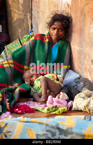 Heimatlose Mutter und Baby in Alt-Delhi Indien Stockfoto