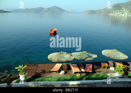 Ein Blick auf die Ägäis in Bozburun Hafen, in einem kleinen Hotel in abgeschiedenen Resort Stadt Bozburun, Halbinsel Datca, Türkei. Stockfoto