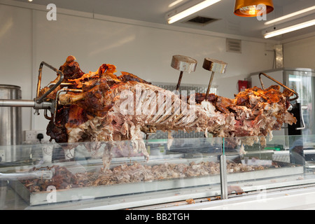 Schwein braten wird gekocht und serviert in einer Garküche Stockfoto