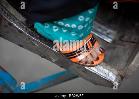 Alltag in Bangladesch; Detail einer Frau Schuh und lackierten Zehen Nägel ist als sie reitet ein Velo-Rikscha in Dhaka. Stockfoto