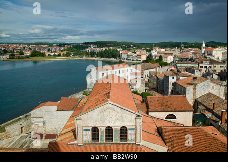 Kroatien, Istrien, POREC. Blick auf die Stadt vom Turm Euphrasius-Basilika (geb. 6. Jahrhundert) Stockfoto