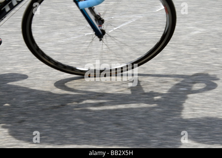 professionelle Radfahrer im Straßenrennen Straße in Stadt Stockfoto