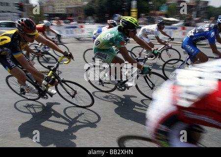 professionelle Radfahrer im Straßenrennen Straße in Stadt Stockfoto