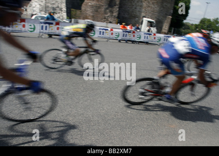 professionelle Radfahrer im Straßenrennen Straße in Stadt Stockfoto