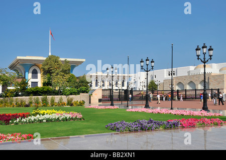 Muscat-Oman-Touristen an der opulenten Al Alam Sultans-Palast und bunten Blumenbeeten Stockfoto