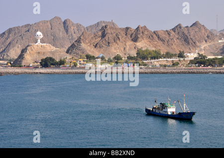 Muscat Oman Waterfront mit Felsenküste und Weihrauch-Brenner Wachturm am Hang Stockfoto