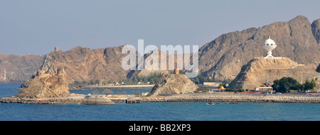 Muscat Oman Waterfront mit Felsenküste & Weihrauch-Brenner Wachturm am Hang einschließlich kleinen Hügel Festungen Stockfoto