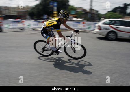 Profi-Radsportler im Straßenrennen Straße in Stadt Stockfoto