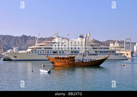 Dhow & die Principal Royal Yacht Al Said betrieben von Oman Royal Yacht Squadron als Luxus Seefahrt VIP Transport AT Muttrah Hafen Port Muscat Oman Stockfoto