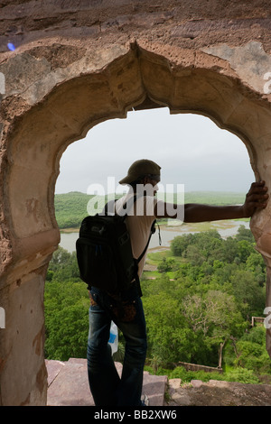 Eine Anleitung zeigt den Blick des Ranthambhore National Park aus Dulha Mahal Ranthambhore Fort, Rajasthan, Indien. Stockfoto