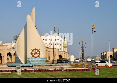 Straßen und Kreisverkehr in der Nähe der Einfahrt zum Port Sultan Qaboos Muttrah Muscat Oman mit Hafenbüros jenseits Stockfoto