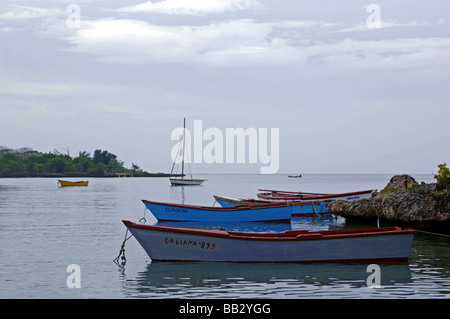 Boote, Yachten, Motorboote, Segelboote und Ruderboote in einem schönen tropischen Karibik Hafen festgemacht. Stockfoto