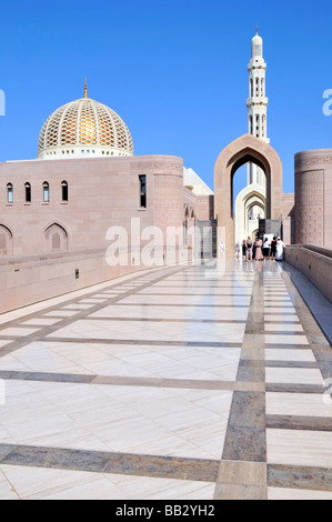Muscat Oman Touristen auf Trainer Ausflug vom Kreuzfahrtschiff am Eingang zur großen Moschee Stockfoto