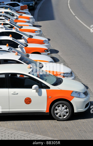 Muttrah Muscat langen Reihe von geparkten Taxi Taxis neben zweispurigen waterfront Stockfoto