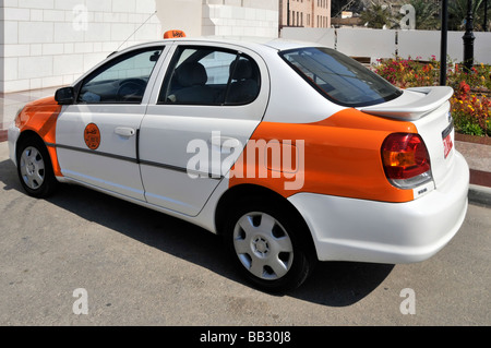 Seite & Rückseite offizielle farbcodierte orange & weiß Taxi ausgewählte Karosserieteile in Farbe Muscat Oman am Golf von Oman Naher Osten ausgewählt Stockfoto