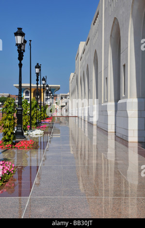 Muscat Oman Fußgänger nähert sich an der opulenten Al Alam Sultans-Palast Stockfoto