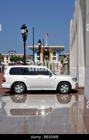 Muscat Oman Auto kreuzt Fußgänger Ansätze zu den opulenten Al Alam Sultans-Palast Stockfoto