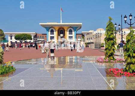 Muscat Oman Touristen außerhalb der opulenten Al Alam Sultans-Palast Stockfoto