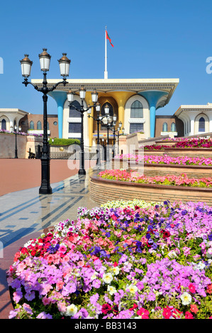 Muscat Oman der opulente Al Alam Sultans Palace und farbenfrohe Blumenbeete auf der Arabischen Halbinsel Asien Stockfoto