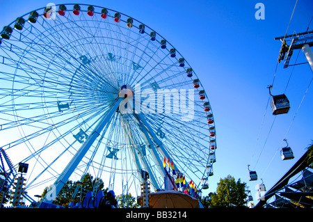 Riesenrad und Skytran an der Texas State fair unter die Herbstsonne einen wunderschönen Altweibersommer-Tag Stockfoto