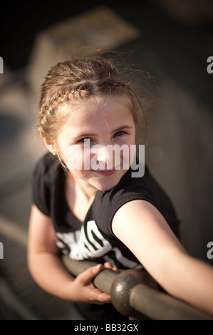 Glücklich lächelnd hübsche junge 09:10 elf Jahre altes Mädchen Stockfoto