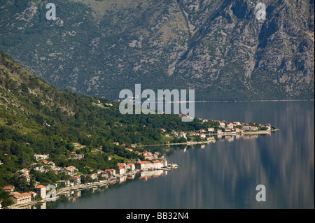 Montenegro, Kotor (Bereich). Bucht von Kotor / südlichen Europas tiefste Fjord / Stadt anzeigen von MUO entlang der Bucht von Kotor Stockfoto
