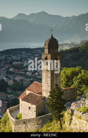 Montenegro, Bucht von Kotor / Kotor. Von Kotor Berghang Befestigungen / spät Nachmittag / Gospa od Zdravlja Kirche (17. Jahrhundert) Stockfoto