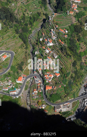 Der Blick hinunter ins Tal der Nonnen (Curral Das Freiras) von Eira Do Serrado auf der Insel Madeira. Stockfoto