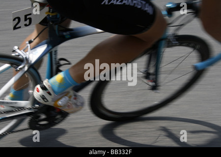 professionelle Radfahrer im Straßenrennen Straße in Stadt Stockfoto