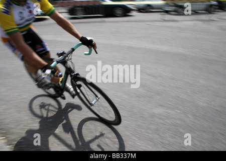 professionelle Radfahrer im Straßenrennen Straße in Stadt Stockfoto