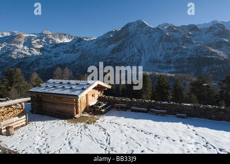 Traditionelle Berghütte mit Holzschindeln oder Schindeldach, ein Zufluchtsort, wenn das Wetter schlecht wird oder zum Campen. Italienische Alpen Stockfoto